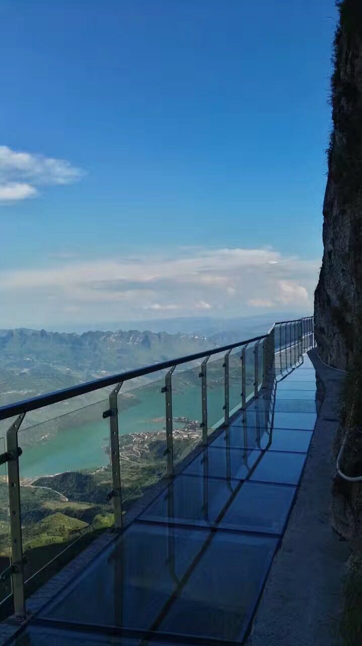 已完工的老王山玻璃栈道
